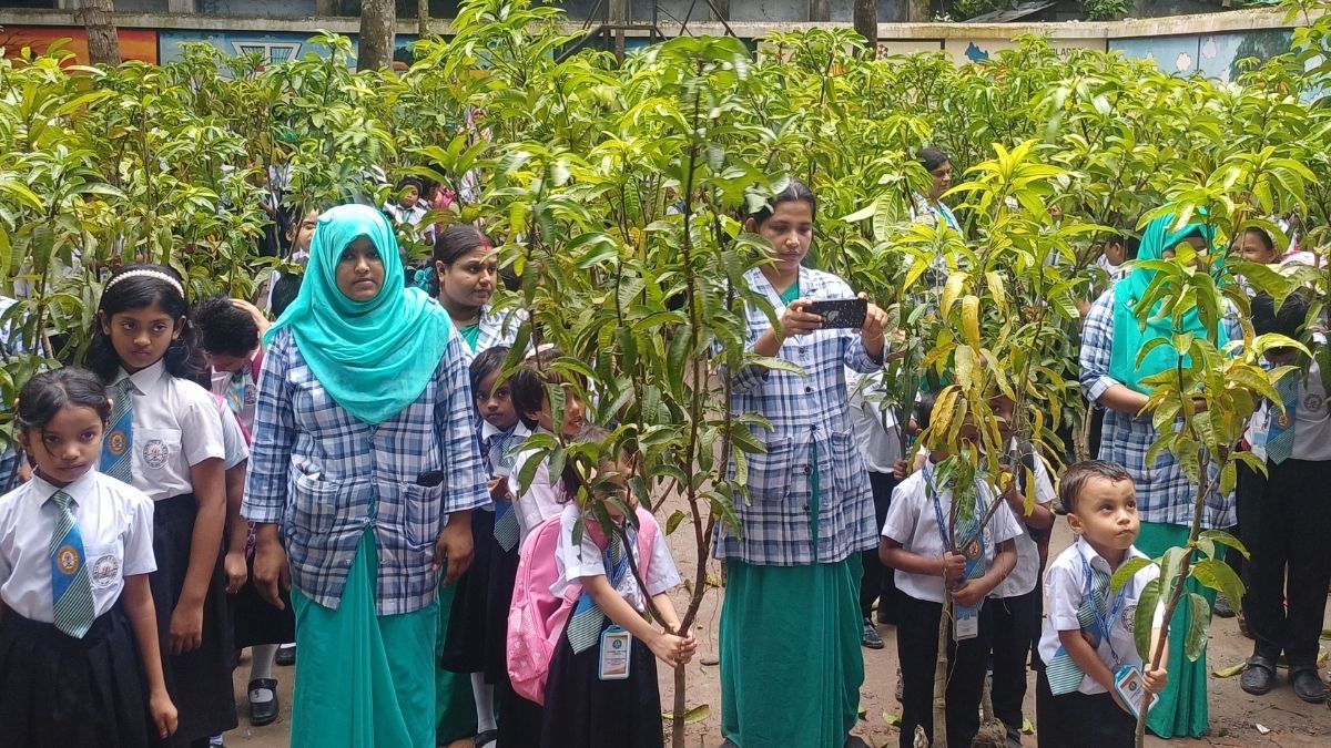 সাতক্ষীরায় প্রকৃতি ও জীবন ক্লাবের উদ্যোগে গাছের চারা বিতরণ