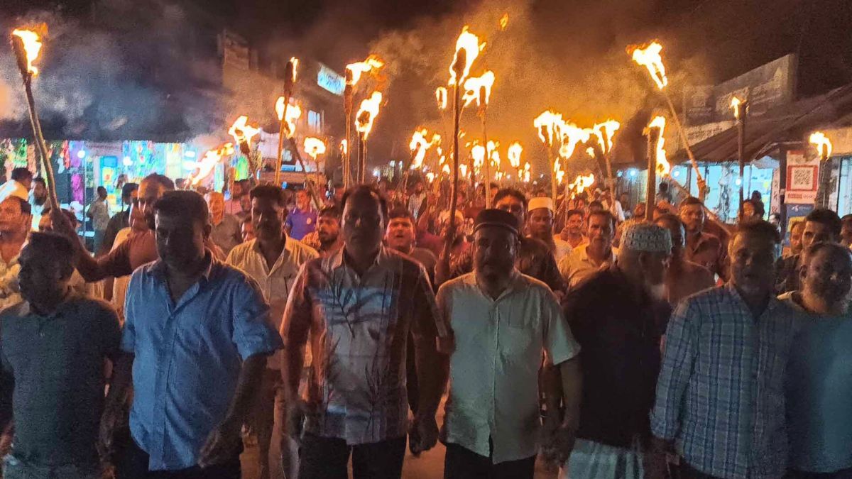 বাগেরহাটে আসন কমানোর প্রতিবাদে বিএনপির মশাল মিছিল