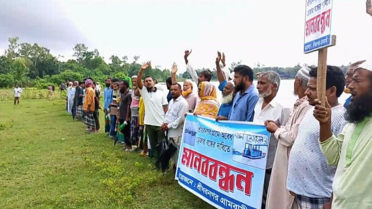 শ্রীধরনগরে অবৈধ বালু উত্তোলন বন্ধের দাবিতে মানববন্ধন
