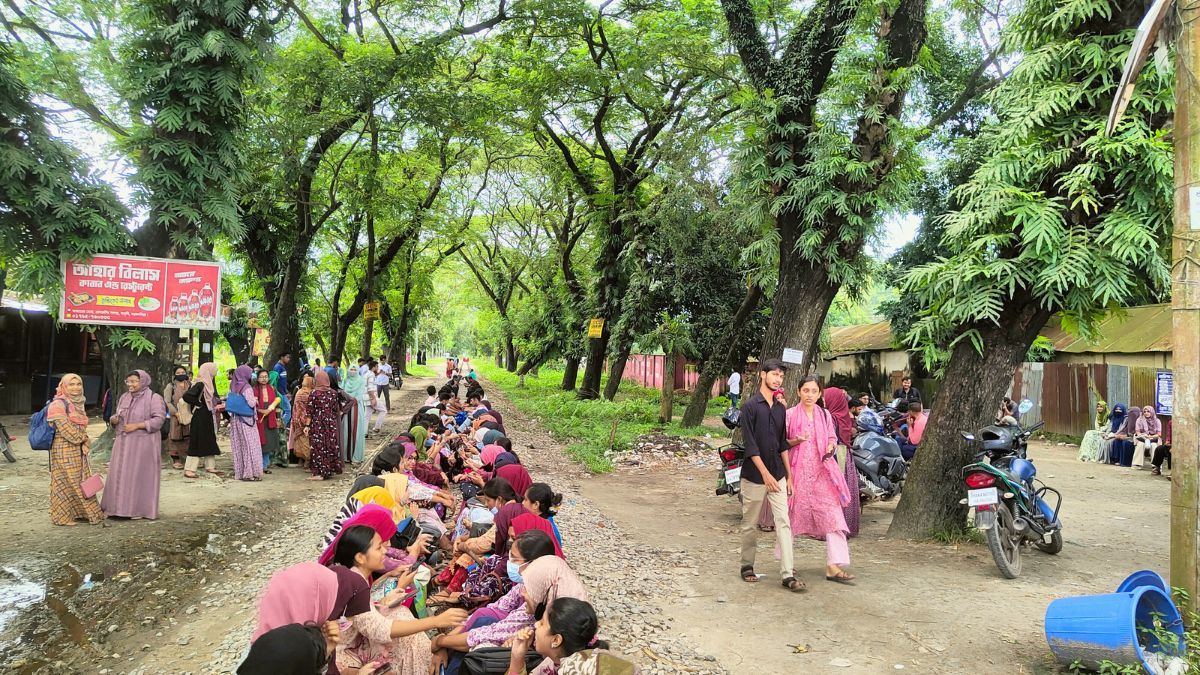 বাকৃবিতে কম্বাইন্ড ডিগ্রির দাবিতে ঢাকা-ময়মনসিংহ রেলপথ অবরোধ