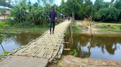 জলঢাকায় বাঁশের সাঁকোয় দুই ইউনিয়নের ২০ হাজার মানুষের দুর্ভোগ