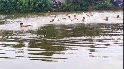 নাগেশ্বরীতে জমজমাট হাঁস ধরা প্রতিযোগিতা