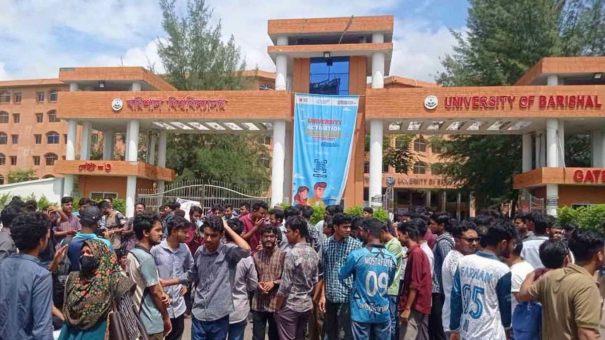 তিন দফা দাবিতে মহাসড়ক অবরোধ করল ববি শিক্ষার্থীরা