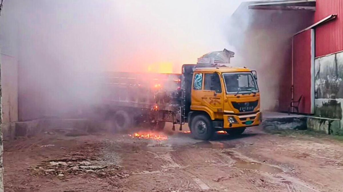 হিলি বন্দরে ব্লিচিং পাউডার লোডের সময় ট্রাকে আগুন