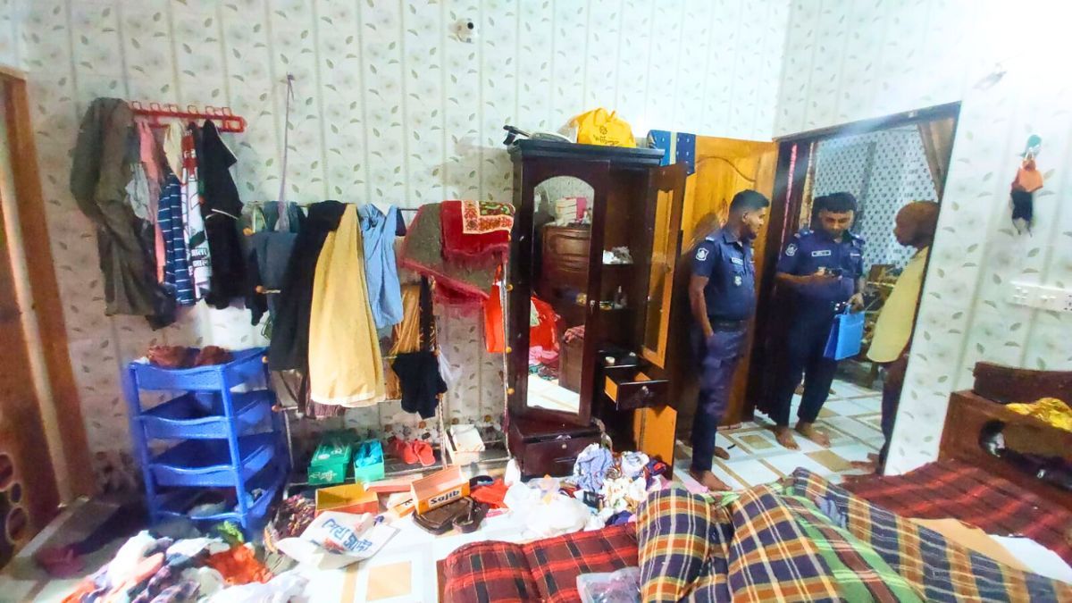 কুয়াকাটায় স্বেচ্ছাসেবকদল নেতাসহ তিন বাসায় দুর্ধর্ষ ডাকাতি