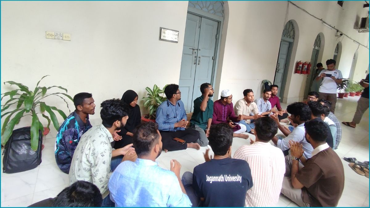 জকসুর রোডম্যাপের দাবিতে উপাচার্যের কক্ষের সামনে শিক্ষার্থীরা