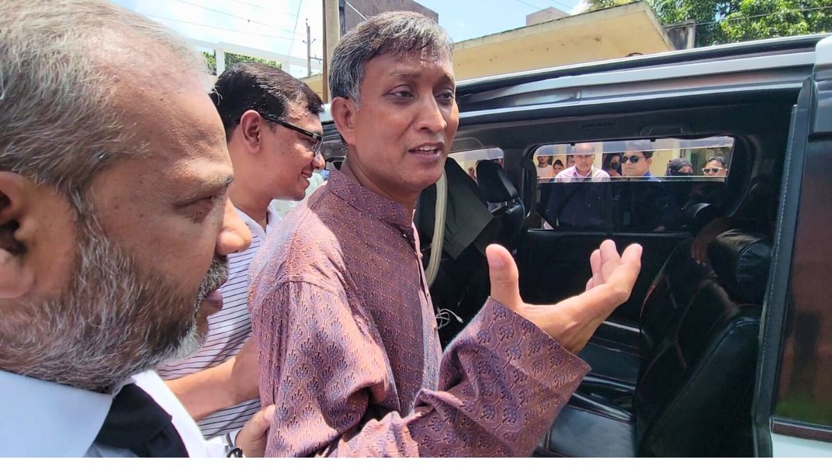 পাবনায় জেলগেটে সাংবাদিক মোবারককে পুনরায় গ্রেপ্তার