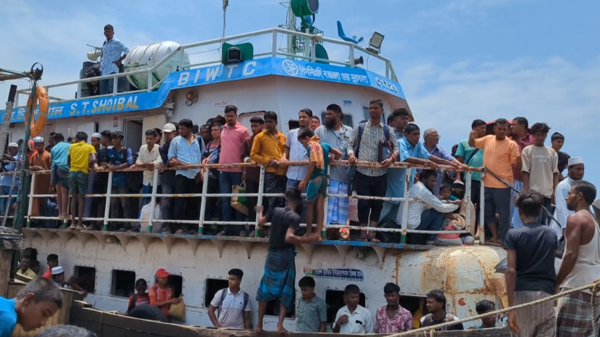 হাতিয়া দ্বীপে ট্রলার-স্পিডবোটে লাখো মানুষের ঝুঁকিপূর্ণ যাতায়াত