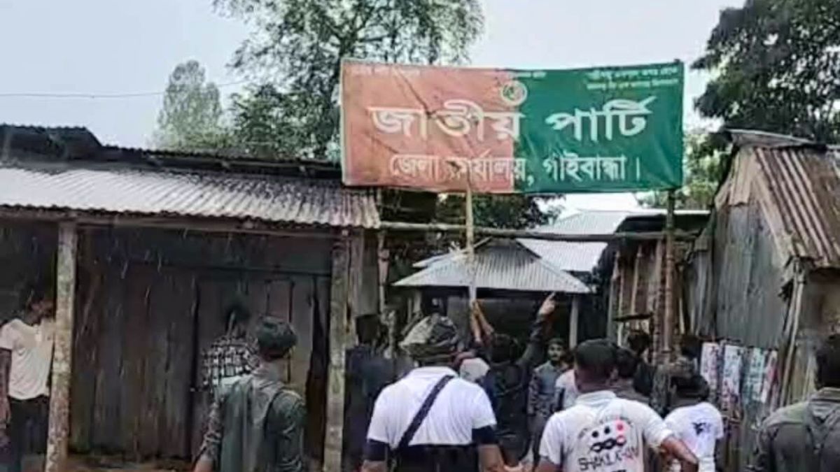নুরের ওপর হামলার প্রতিবাদে গাইবান্ধায় বিক্ষোভ, জাপা কার্যালয়ে ভাঙচুর
