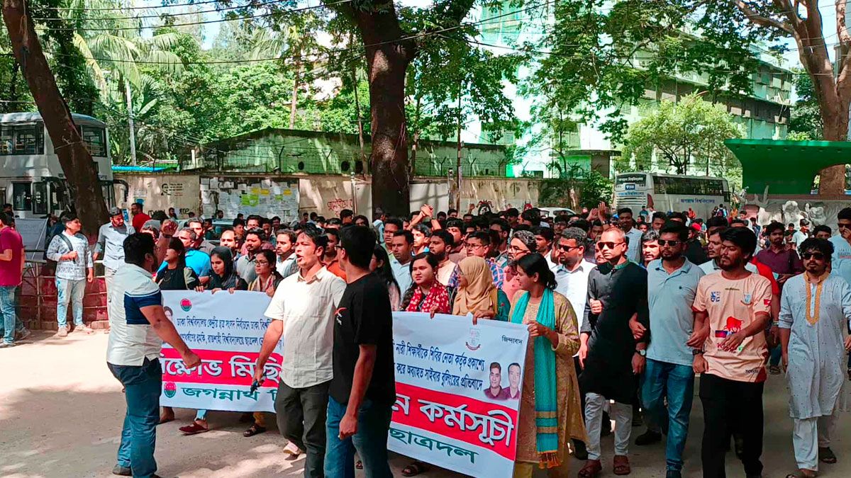 নারী নিপীড়নের প্রতিবাদে জবি ছাত্রদলের বিক্ষোভ