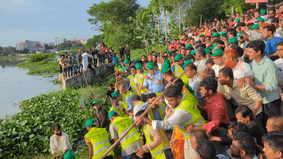 নেতা-কর্মীদের নিয়ে খাল পরিষ্কার করতে নামলেন মির্জা ফখরুল