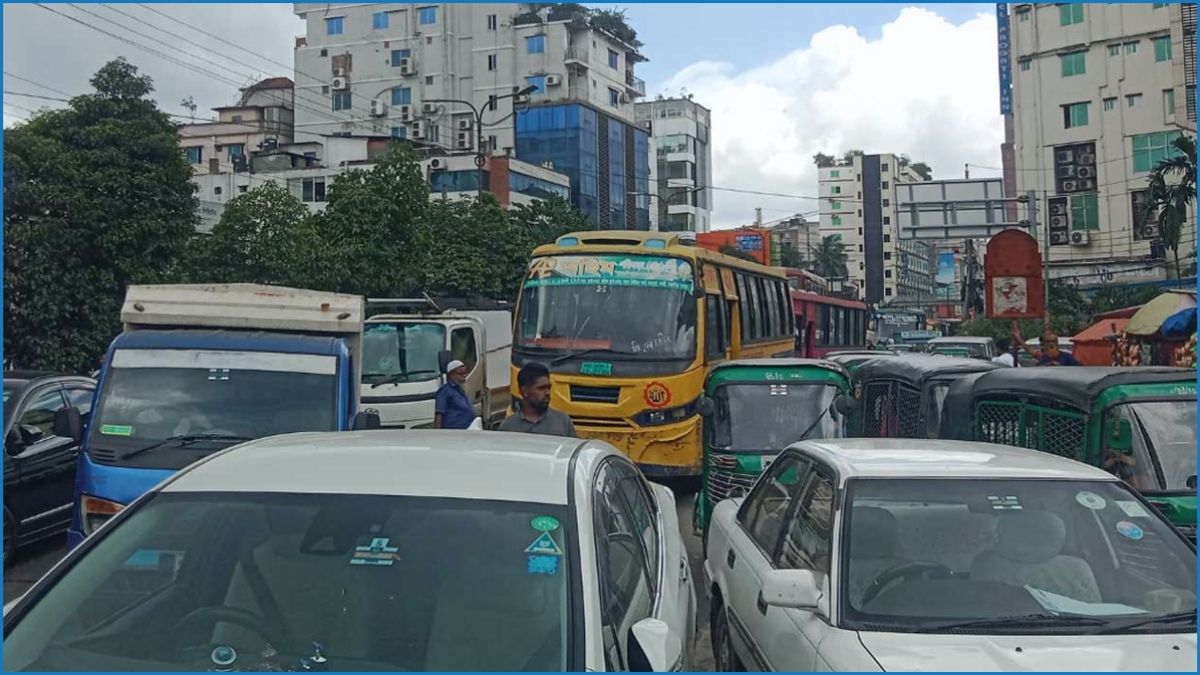 বেতন ভাতার দাবিতে কুড়িলে সড়ক অবরোধ, ভোগান্তিতে সাধারণ মানুষ