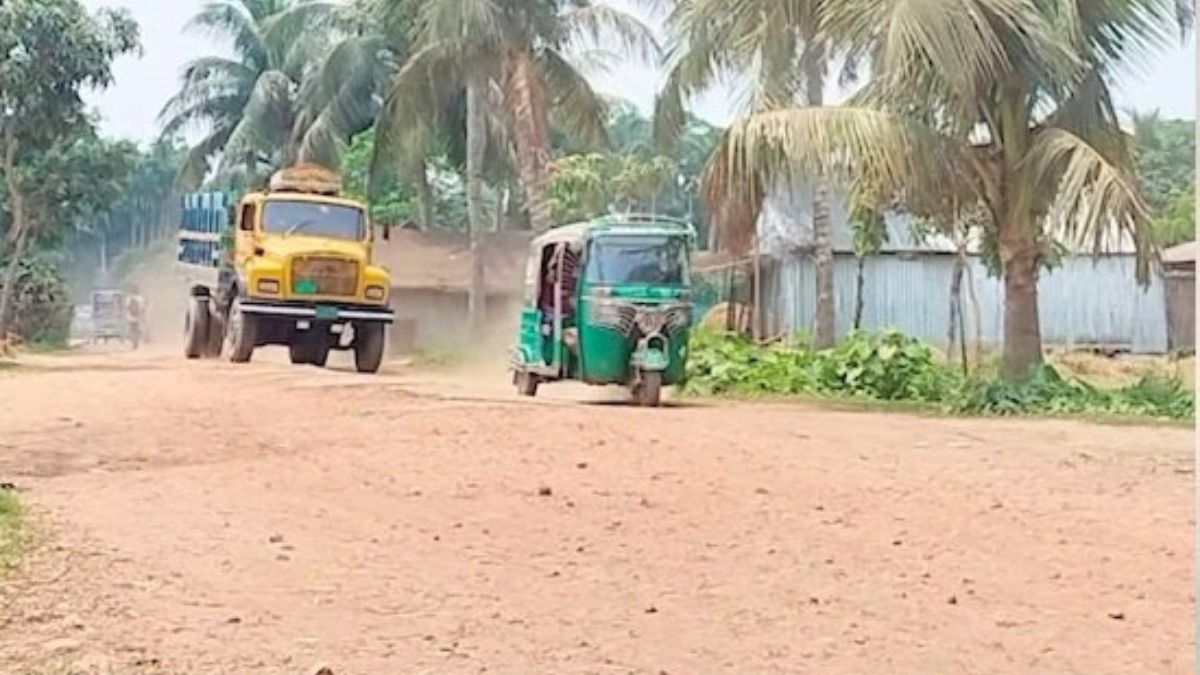 ঠিকাদার উধাও, মদন-ফতেপুর সড়কে দুর্ভোগ
