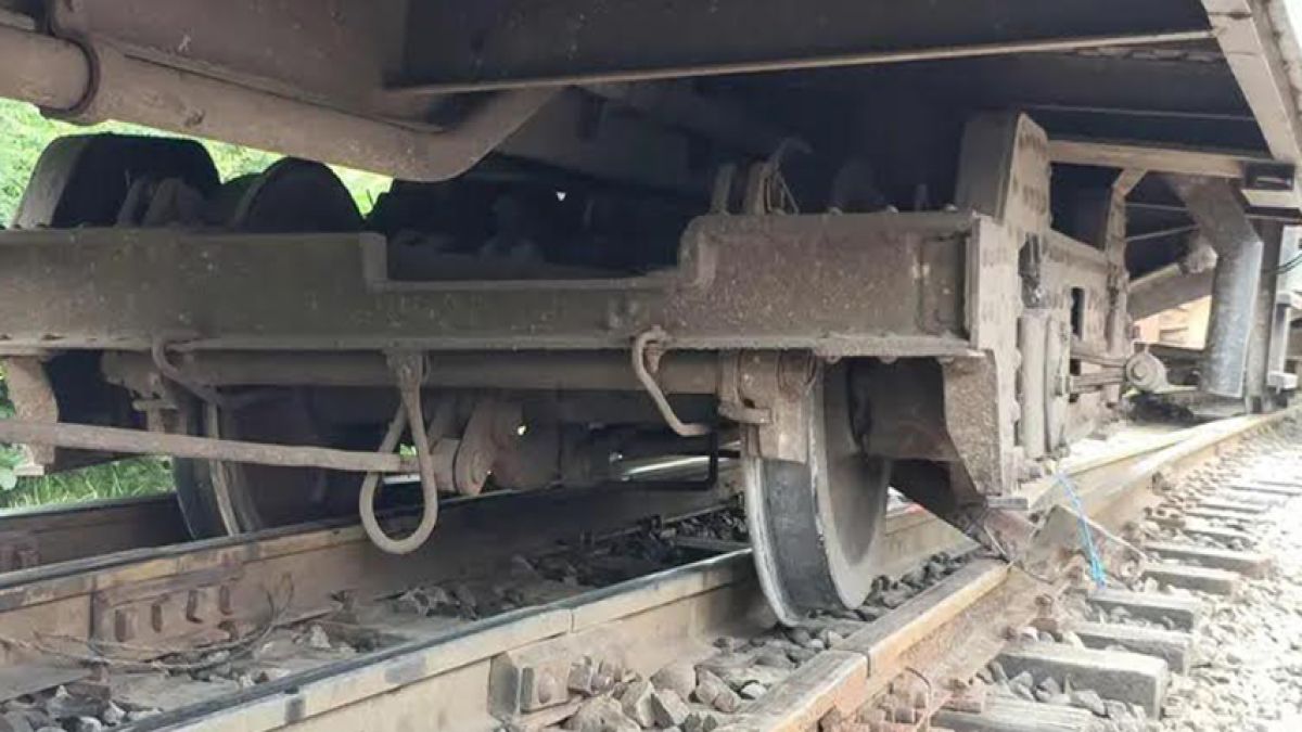 ব্রাহ্মণবাড়িয়ায় বগি লাইনচ্যুত, রাজধানীর সঙ্গে চট্টগ্রাম-সিলেটের রেল যোগাযোগ বন্ধ