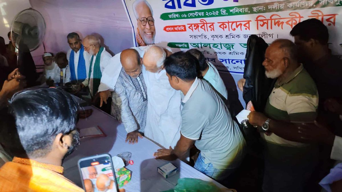 বক্তব্য দেওয়ার সময় ঢলে পড়লেন কাদের সিদ্দিকী