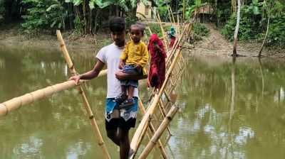 ৮ গ্রামের মানুষের একমাত্র ভরসা বাঁশের সাঁকো