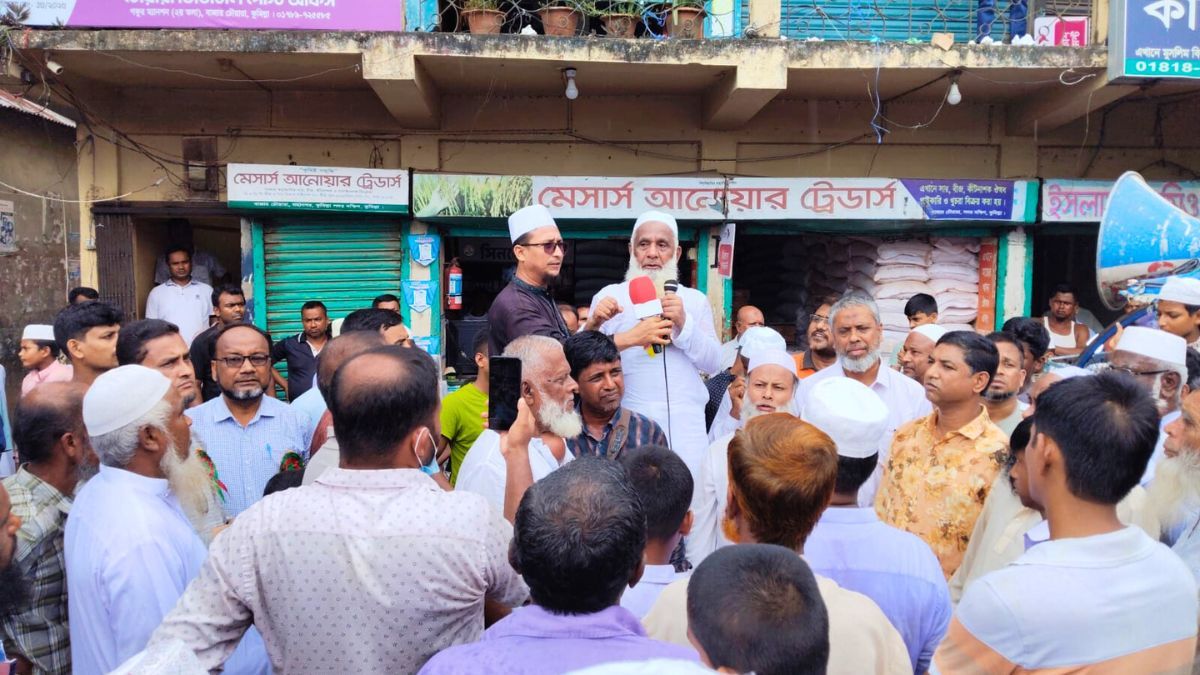 দীর্ঘদিনের জবরদখল-অব্যবস্থাপনার বিরুদ্ধে চৌয়ারায় শিক্ষার্থী ও ব্যবসায়ীদের প্রতিবাদ