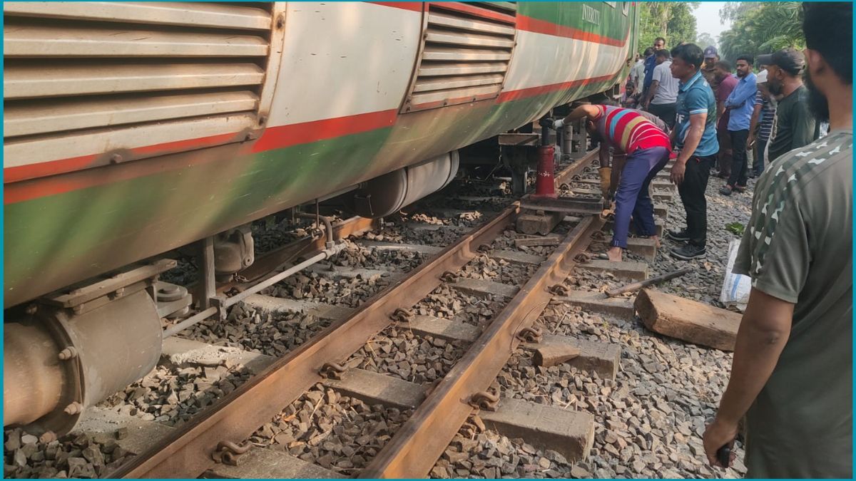 জয়পুরহাটে বগি লাইনচ্যুত, ৫ ঘণ্টা পর ট্রেন চলাচল স্বাভাবিক