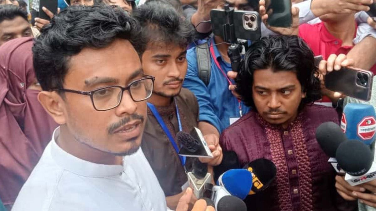 সিনেট ভবনের সামনে সাদিক কায়েমকে ঘিরে উত্তেজনা