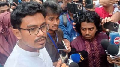সিনেট ভবনের সামনে সাদিক কায়েমকে ঘিরে উত্তেজনা