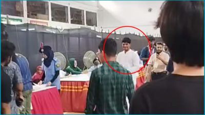 নিয়ম ভেঙে ভোটকেন্দ্রে প্রবেশ ভিপি প্রার্থী আবিদের