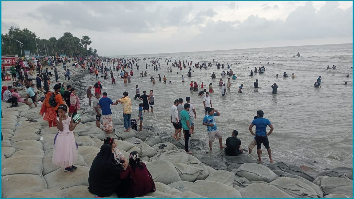 কুয়াকাটায় উত্তাল ঢেউ দেখতে পর্যটকের ভিড়