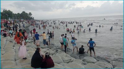 কুয়াকাটায় উত্তাল ঢেউ দেখতে পর্যটকের ভিড়