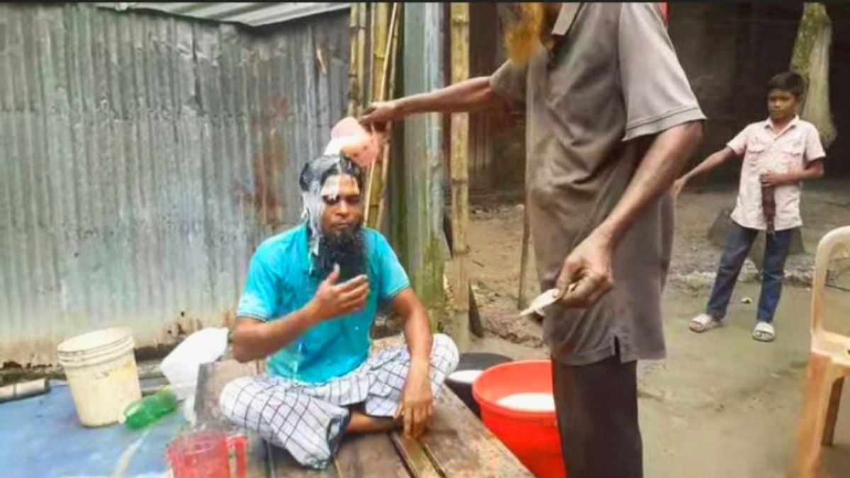 স্ত্রী তালাক দেওয়ায় কষ্টে দুধ দিয়ে গোসল করলেন স্বামী