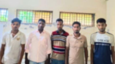 চাঁপাইনবাবগঞ্জে মাইক্রোবাসসহ ৫ অপহরণকারী আটক, ব্যবসায়ী উদ্ধার