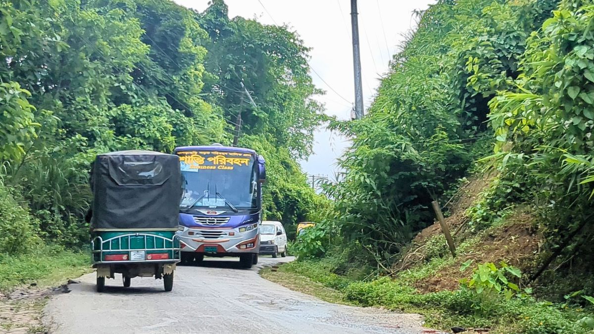 খাগড়াছড়ির সরু সড়ক-বাঁকে ‘মরণ ফাঁদ’, মৃত্যুঝুঁকি নিয়ে চলছে যানবাহন