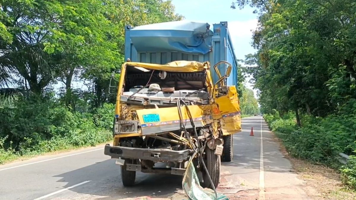 গোপালগঞ্জে সড়ক দুর্ঘটনায় কাভার্ড ভ্যানের হেলপার নিহত