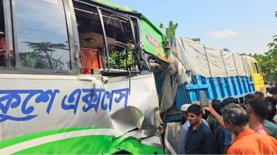 নোয়াখালীতে দাঁড়িয়ে থাকা ট্রাকে বাসের ধাক্কা, চালক নিহত