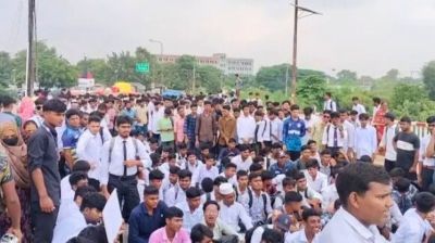 চাঁপাইনবাবগঞ্জে ডিপ্লোমা প্রকৌশলীদের বিক্ষোভ, সড়ক অবরোধ