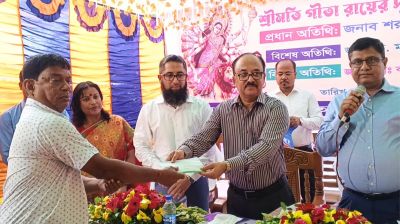 সিংগাইরে ৭৭ পূজামণ্ডপে অনিরুদ্ধ কুমার রায়ের অর্থ সহায়তা