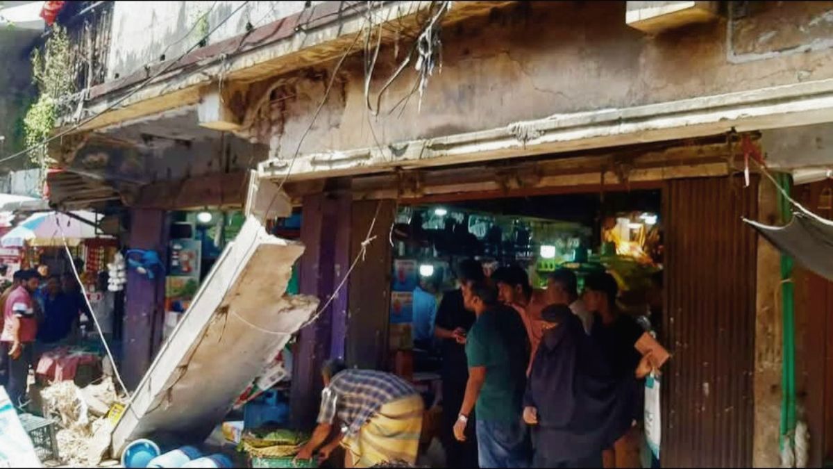 চকরিয়ায় নিউ মার্কেটের ছাদ ধসে ব্যবসায়ী আহত