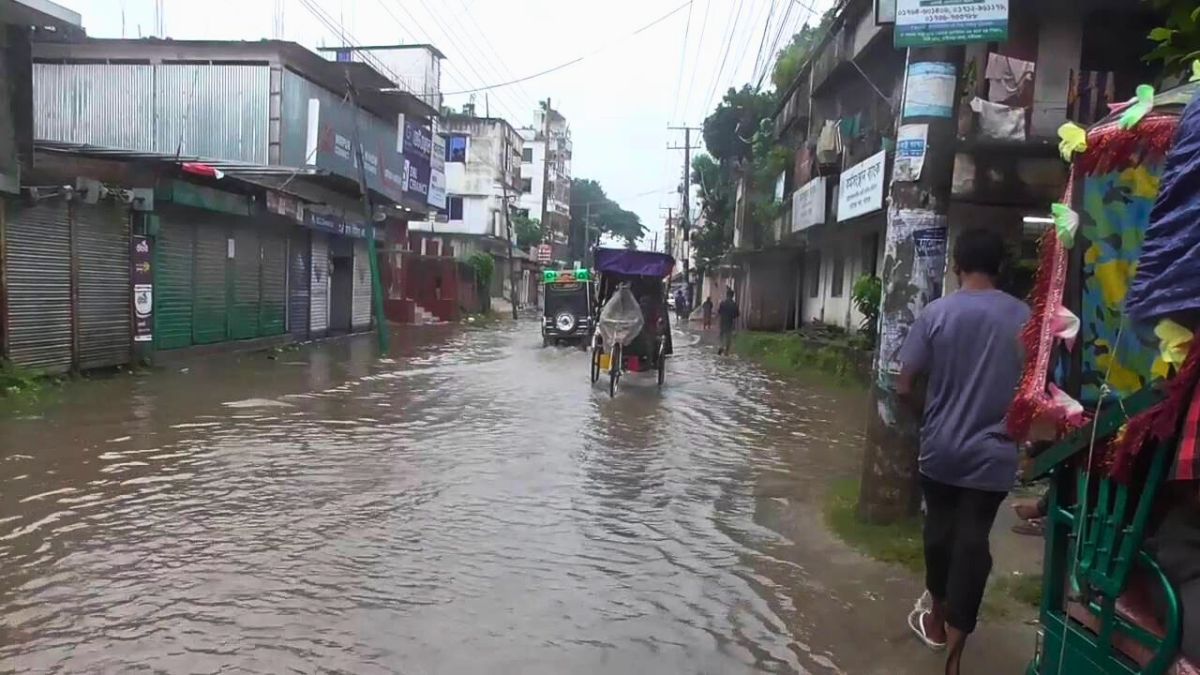 গাইবান্ধা শহরের প্রধান সড়কে হাঁটুপানিতে ভোগান্তি