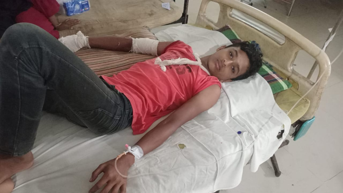 মামলা তুলে না নেওয়ায় বাদীর ছেলেকে কুপিয়ে জখমের অভিযোগ