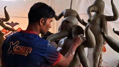 খাগড়াছড়িতে দুর্গাপূজার প্রতিমা তৈরিতে ব্যস্ত মৃৎশিল্পীরা