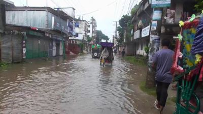 গাইবান্ধা শহরের প্রধান সড়কে হাঁটুপানিতে ভোগান্তি