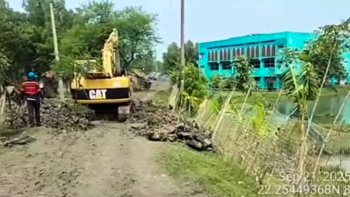 উপকূলীয় বেড়িবাঁধে অবৈধ পাইপ উচ্ছেদ অভিযান শুরু