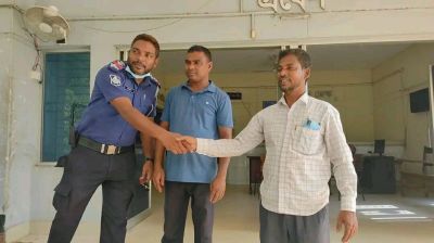 হাতীবান্ধায় কুড়িয়ে পাওয়া টাকা ফেরত দিলেন ট্রাফিক সার্জেন্ট