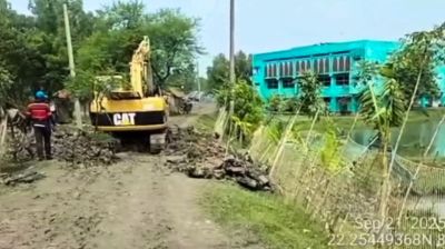 উপকূলীয় বেড়িবাঁধে অবৈধ পাইপ উচ্ছেদ অভিযান শুরু