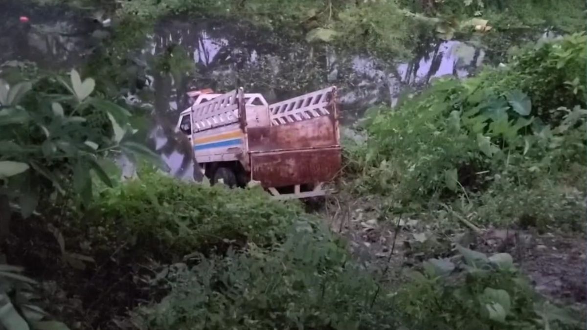 ধামরাইয়ে নিয়ন্ত্রণ হারিয়ে পুকুরে পিকআপ ভ্যান, চালকসহ নিহত ২