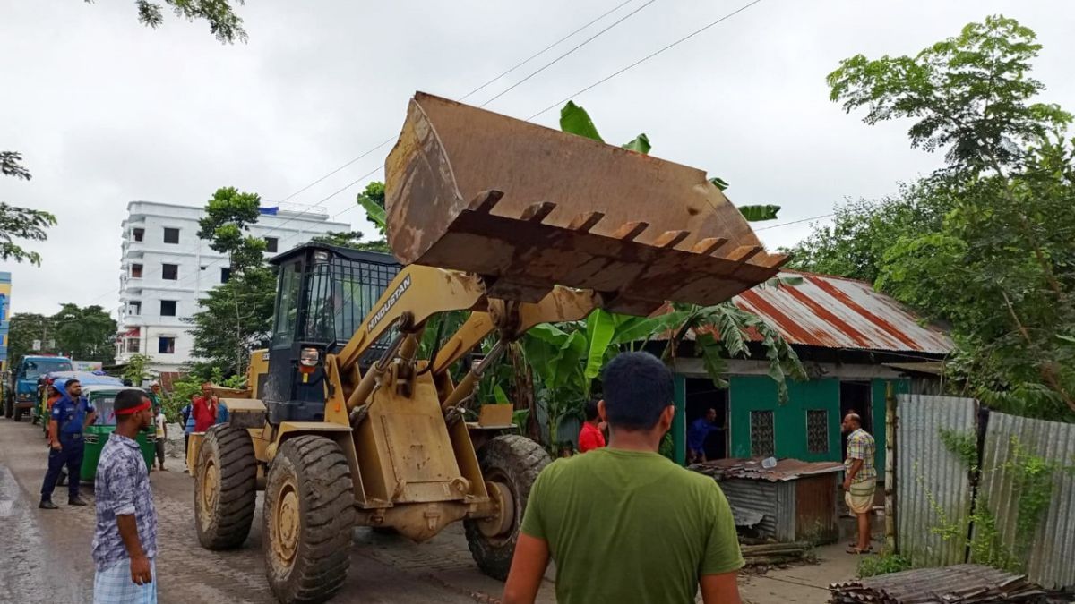 কচুয়ায় সড়কের পাশের শতাধিক অবৈধ স্থাপনা উচ্ছেদ