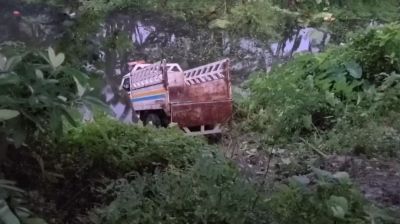 ধামরাইয়ে নিয়ন্ত্রণ হারিয়ে পুকুরে পিকআপ ভ্যান, চালকসহ নিহত ২