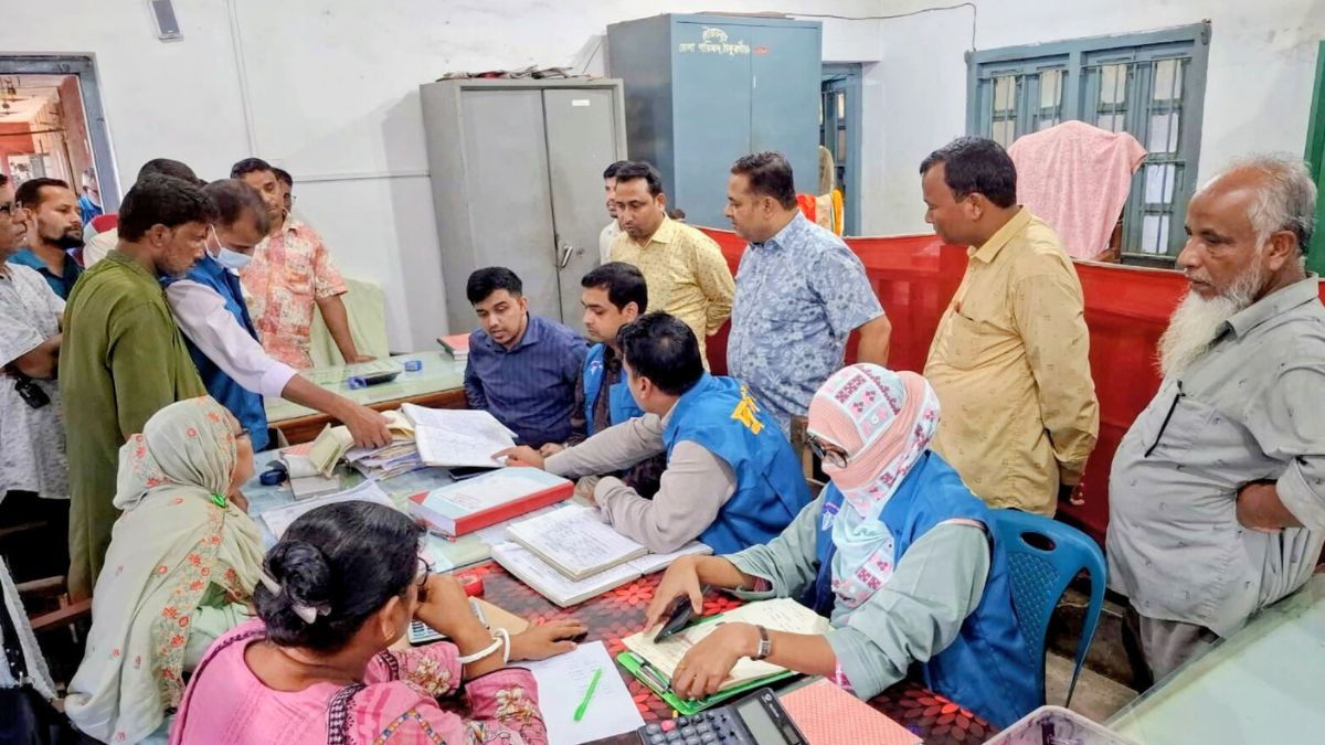 রানীশংকৈল সাব-রেজিস্ট্রার অফিসে দুদকের অভিযান