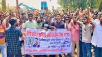 সোনারগাঁয়ে মদিনা মেরিটাইম শ্রমিকদের বিক্ষোভ