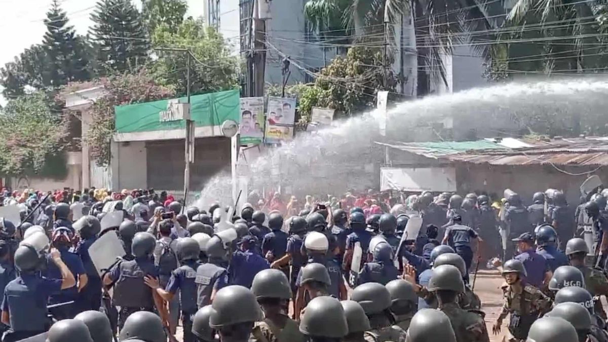 আশুলিয়ায় নাসা গ্রুপের শ্রমিকদের বিক্ষোভ, জলকামান ছিটিয়ে সড়ক থেকে সরাল পুলিশ