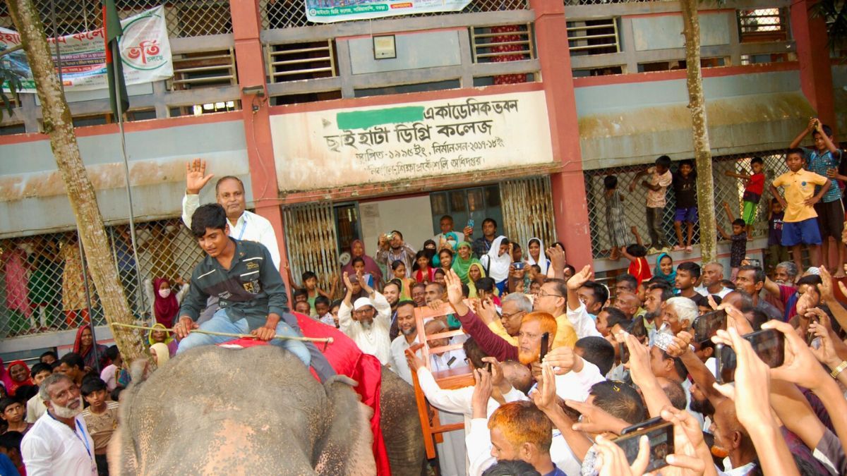 বগুড়ায় হাতির পিঠে চড়িয়ে অধ্যক্ষ আওরঙ্গজেবকে রাজকীয় বিদায়