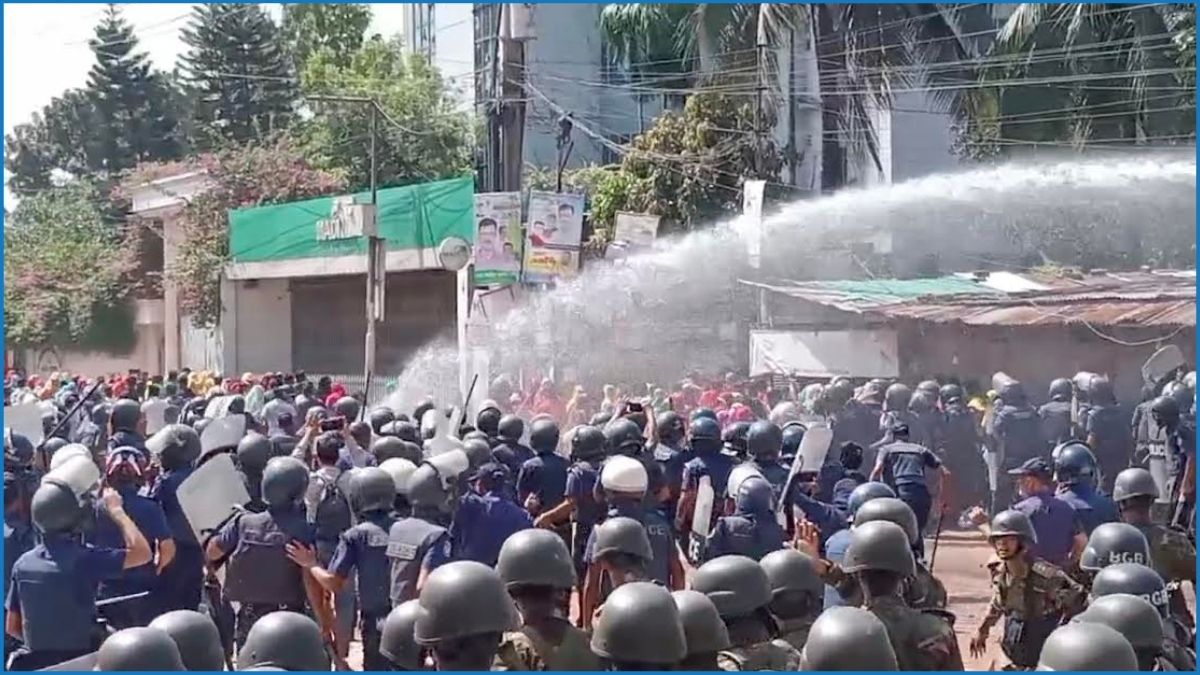 আশুলিয়ায় সড়ক অবরোধ করা শ্রমিকদের ওপর পুলিশের জল কামান